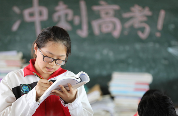 70年代高考试卷流出，难度让初中生笑弯了腰，网友感慨生不逢时