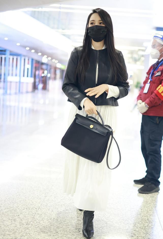 伊能静私下里好知性啊，白衬衫配黑色皮裤，感觉比实际年龄小很多