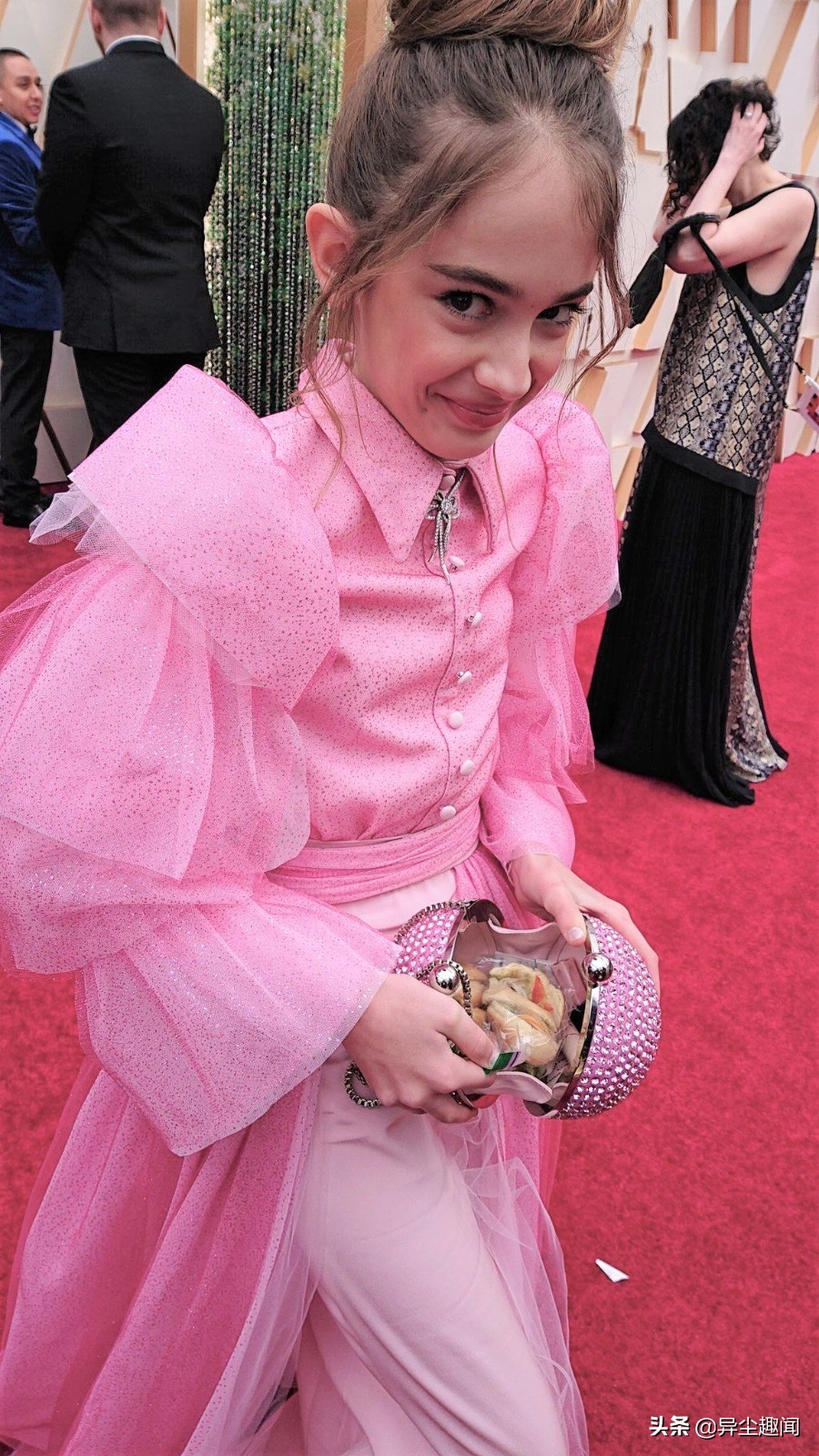 和莱昂纳多飙戏！《好莱坞往事》小童星出席奥斯卡穿粉红礼服太萌
