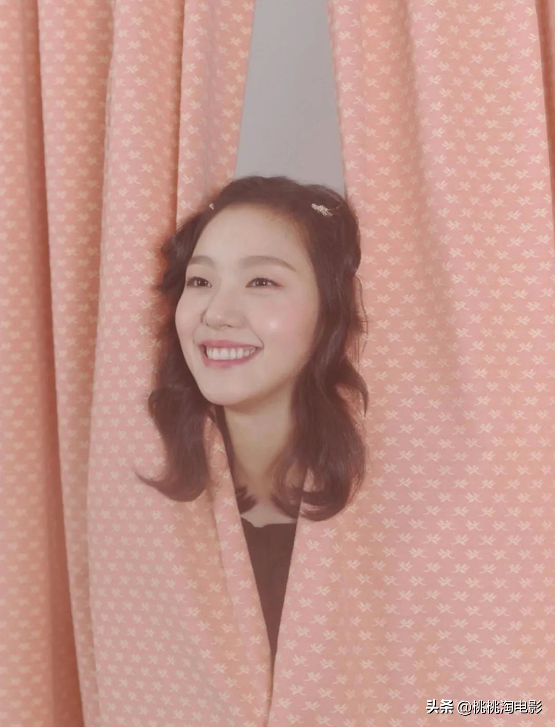 韩国女星金高银《ELLE》封面大片，烟熏妆羊毛卷酷劲十足