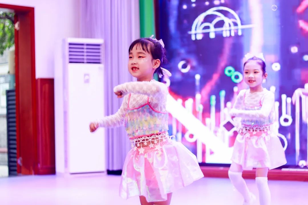 天府新区华阳实验小学举行“童星耀五月·艺术绽花开”群舞比赛
