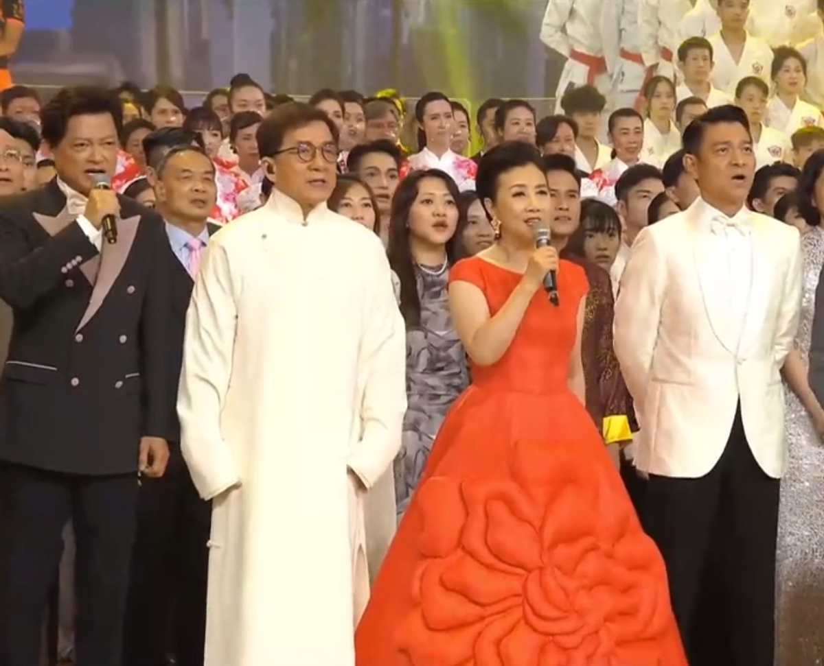 刘德华庆祝香港回归25周年！深情献唱声音洪亮，头发泛白皱纹明显