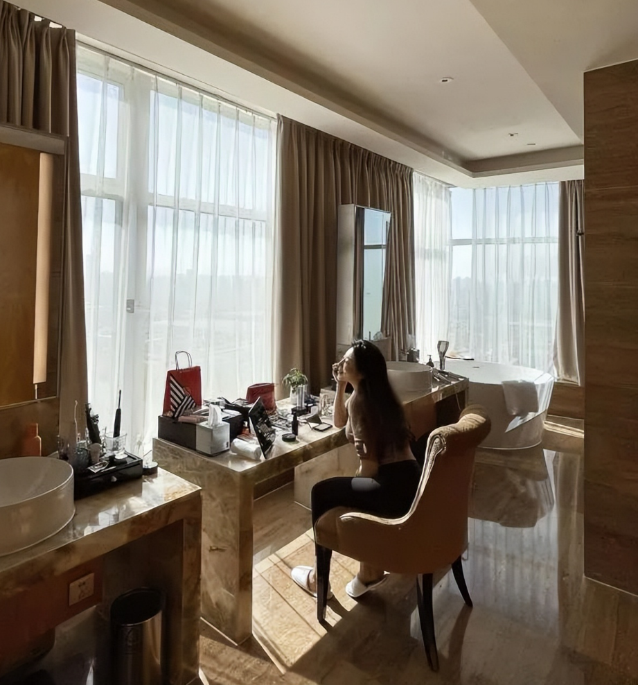 海一天：二婚娶小12岁娇妻，不介意妻子离异带着孩子，如今很幸福