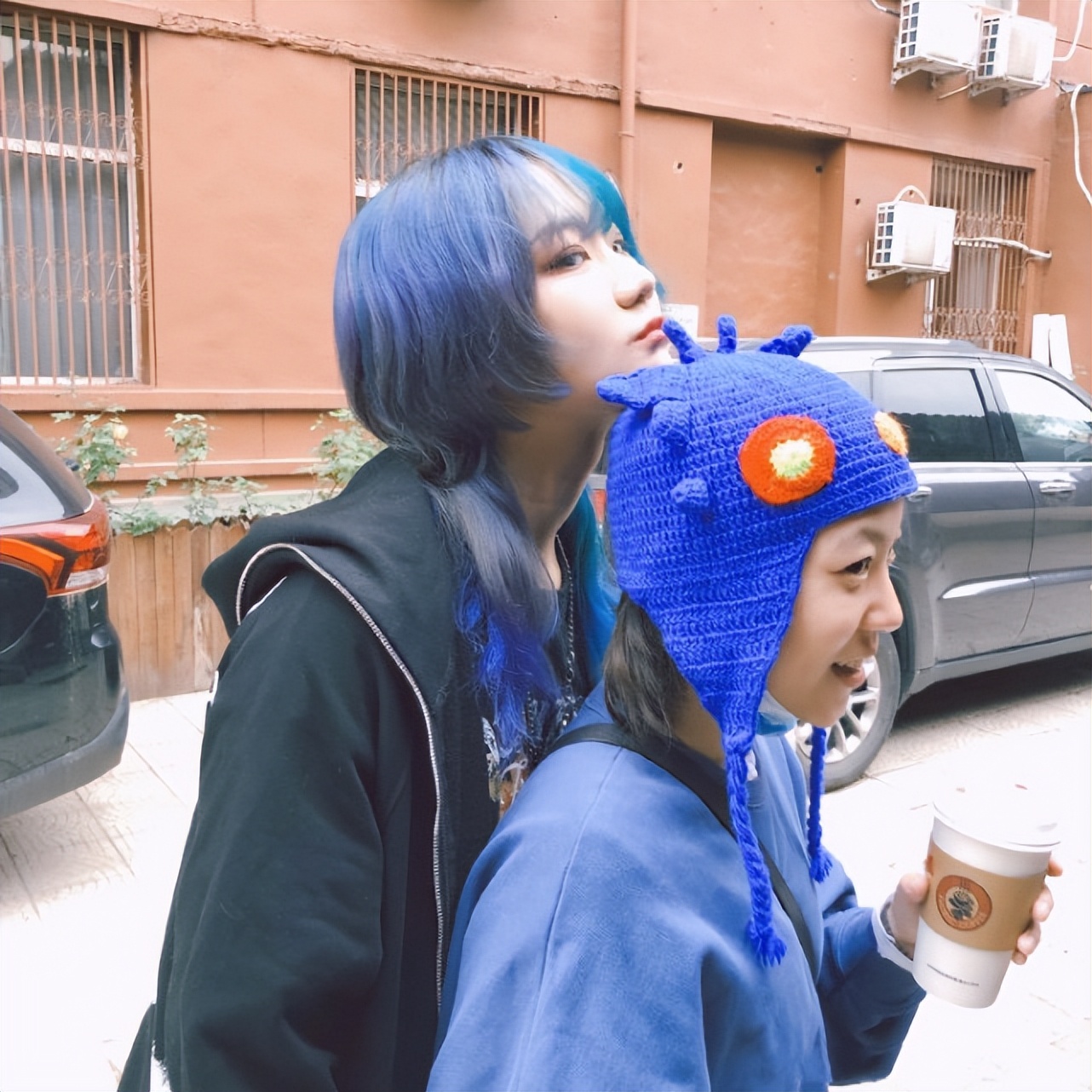 窦唯俩女儿久违同框，姐妹风格差距大，窦靖童在妹妹面前显娇小