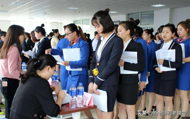 大学毕业生就业的“内卷”，有学生年薪40万，有学生月薪只有三千