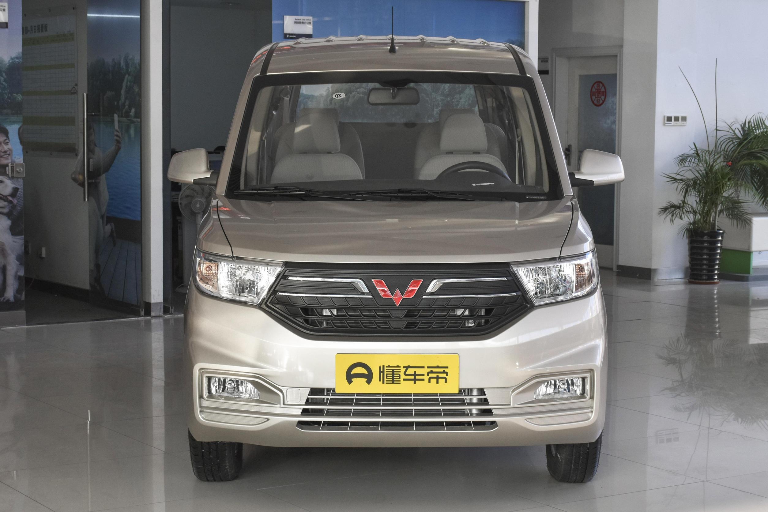 4l,起售价4.41万元,静态体验五菱宏光v