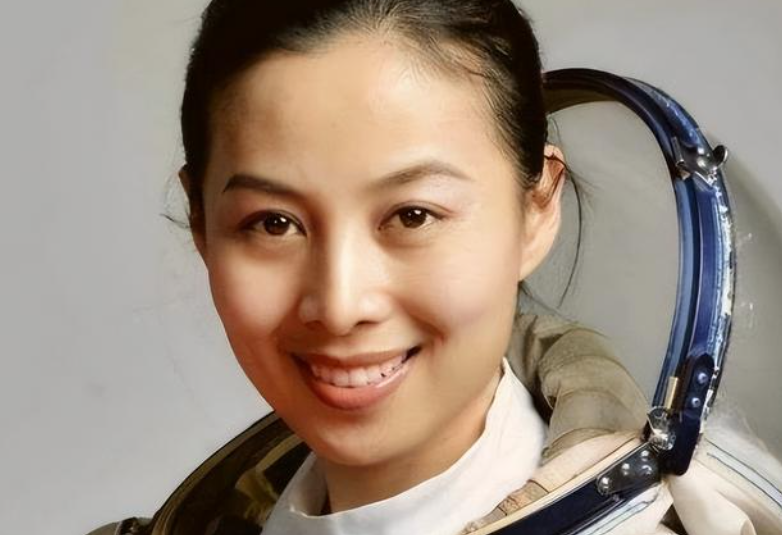 “摘星星的妈妈回来了”，王亚平兑现女儿诺言，学历曝光令人敬佩