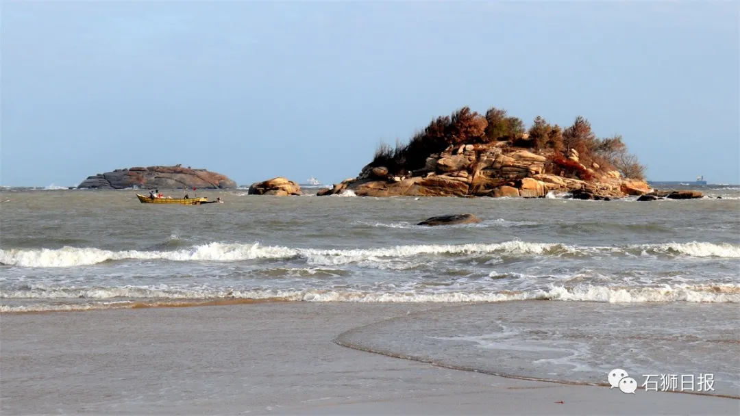 风劲潮涌浪高起，石狮海湾大风歌