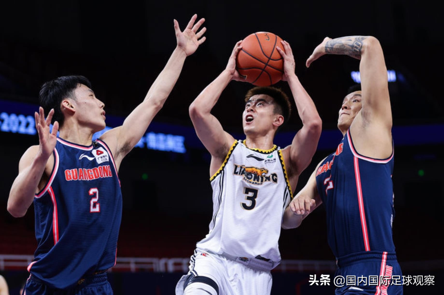 辽宁篮球在线回放(CBA半决赛！辽宁本钢男篮96-83广东队！大比分2-0！赵睿得到21分)