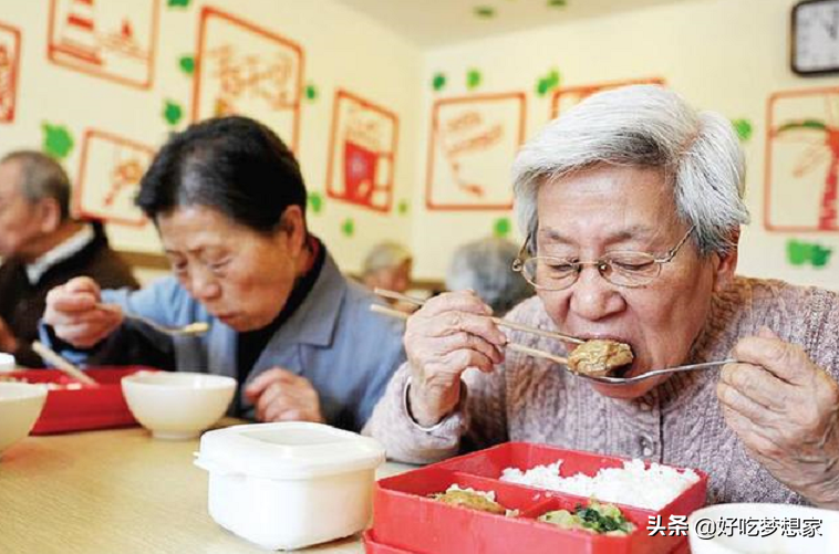 建议中老年人，少吃稀饭和馒头，多吃这3样食物，精力充沛一整天