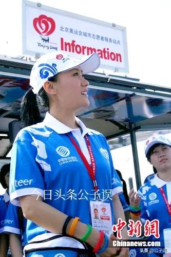 谭晶情史，青歌赛上成名，长城上开演唱会，嫁爱情高龄产子