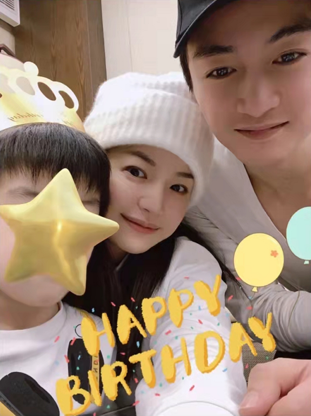 杨丞琳为陈妍希庆39岁生日，打趣潘玮柏是电灯泡，三人友谊惹人羡