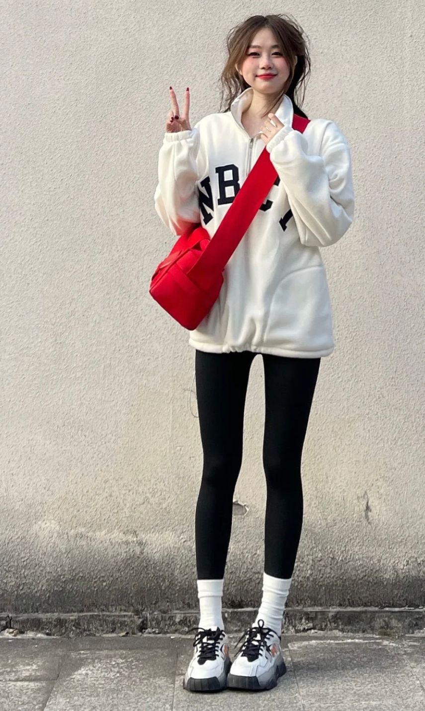 搭配,再结合黑色鲨鱼裤,在此前提下上衣一定是宽松版型的,袜子不能