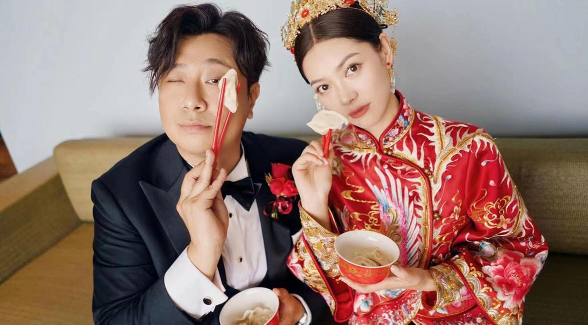 贾玲高调出席婚礼！上台发言哭得比新娘狠，穿短袖胖嘟嘟满脸福气