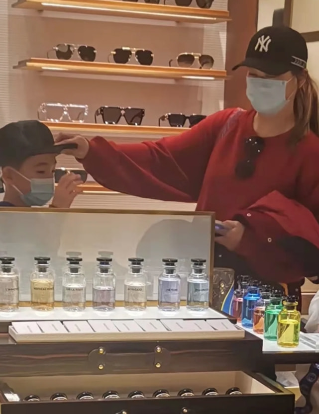 应采儿一家过年逛街，Jasper长高不少，陈小春发现被拍不生气