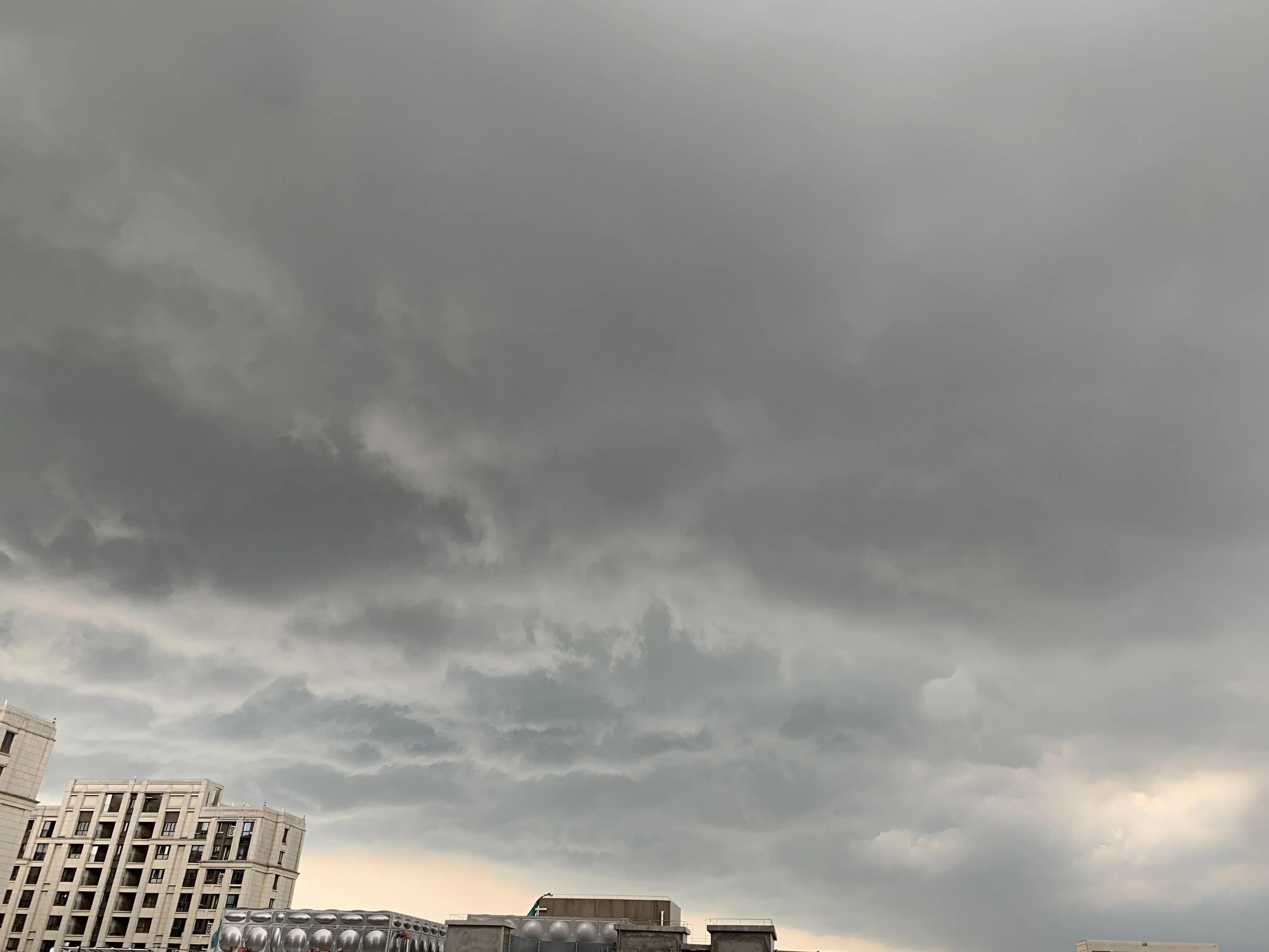 暴雨突袭上海堪比台风过境