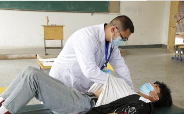 高考体检要“脱光”检查？高三党瑟瑟发抖，医生笑着给出解释