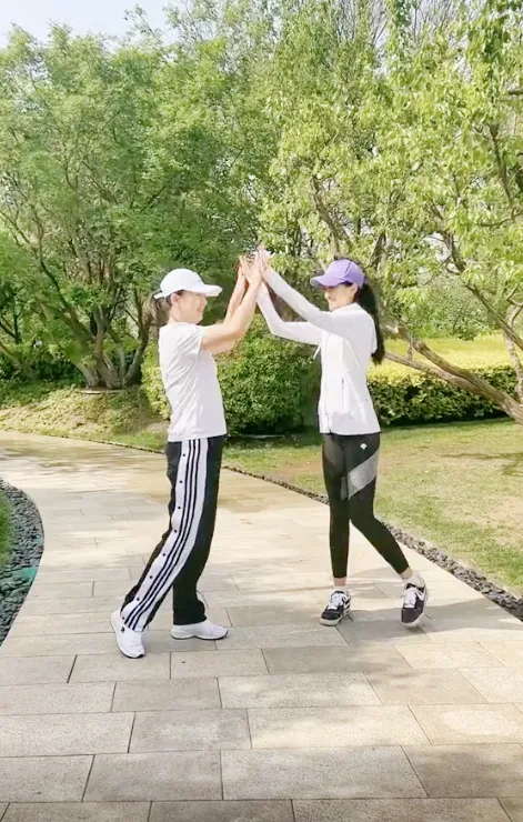 闫学晶与儿媳开心跳操,婆媳关系和谐,现任老公是个谜