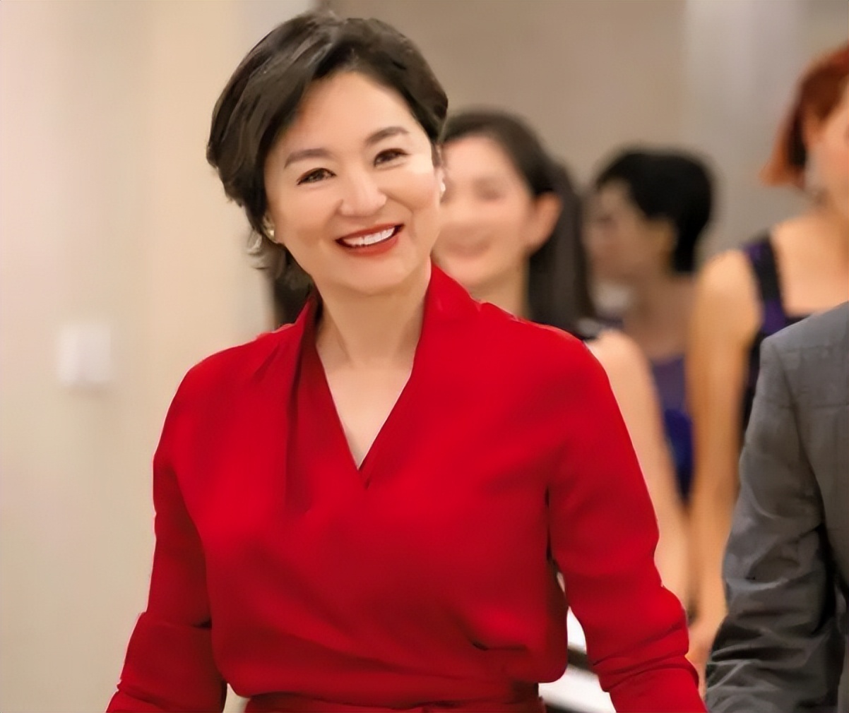 赵雅芝、高圆圆、贾静雯、余男、林青霞，同是红裙，韵味各不相同