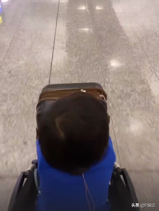 钟嘉欣晒和儿子在机场的温馨合影 母子俩回家与家人一起过春节