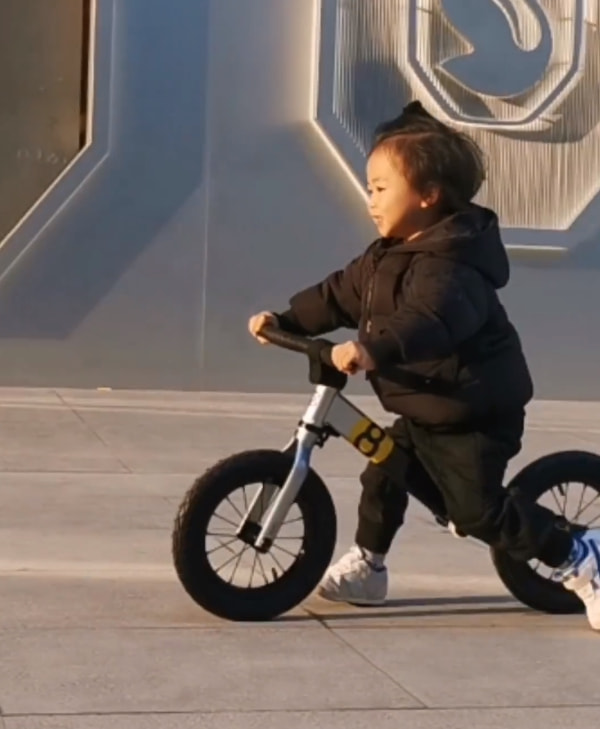 张晋带娃好有爱，搂着儿子唱粤语歌，乐儿扎小揪揪全程“冷漠脸”