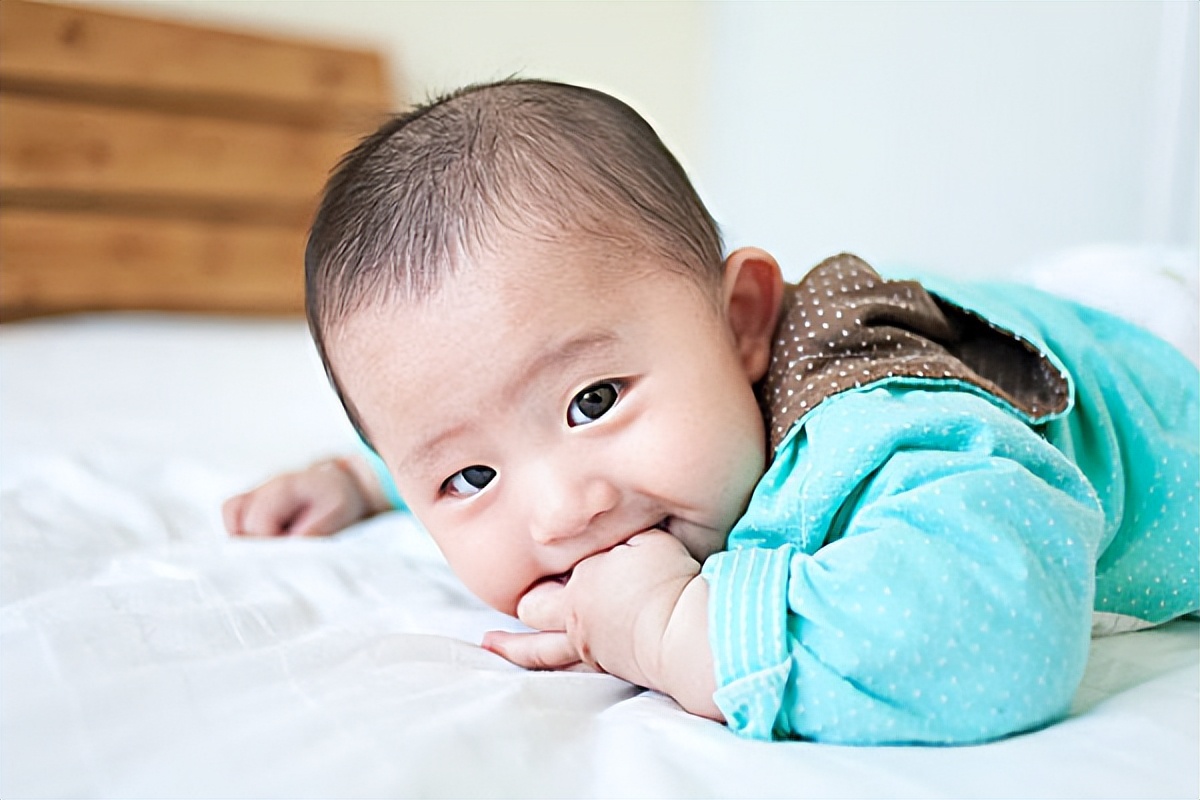 五個月大的寶寶愛吸手指 – 張旭鎧。兒童職能治療師