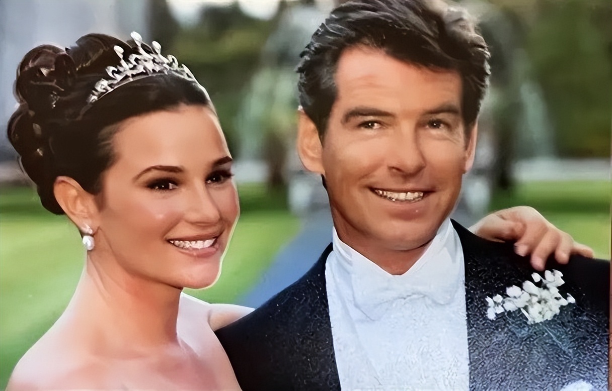 “最帅007”布鲁斯南：妻子从窈窕佳人胖到260斤，他28年宠爱不变