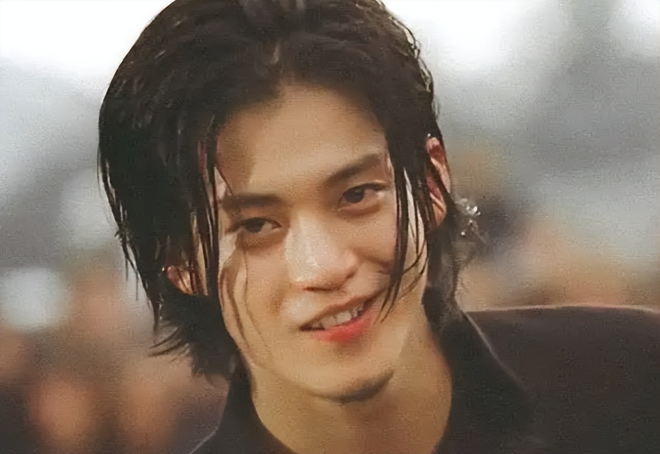 40岁男星小栗旬私密照曝光，裸体K歌画面低俗下流，疑和多人偷腥