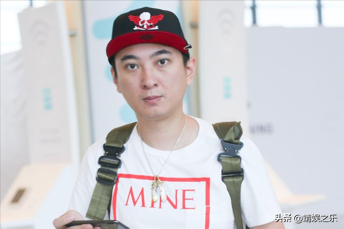 34岁王思聪三亚庆生，网红美女扎堆与其合影，排场比往年低调许多