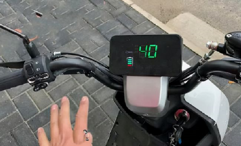 电动车“每天都充”和“用完再充”，哪个伤电池？一次性说明白