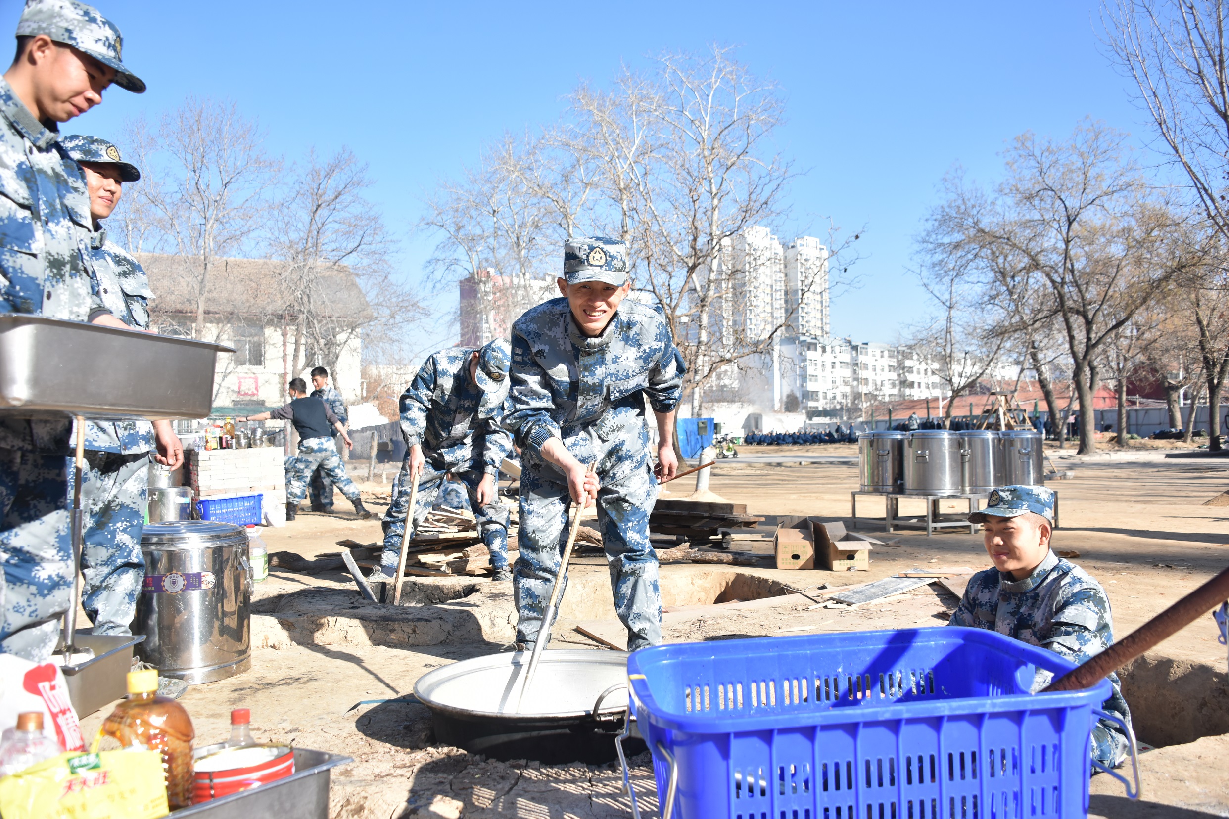 徒步56公里，新兵们这场综合拉练战味十足