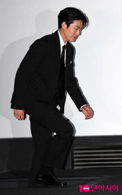 帅到爆，金宇彬参加电影发布会