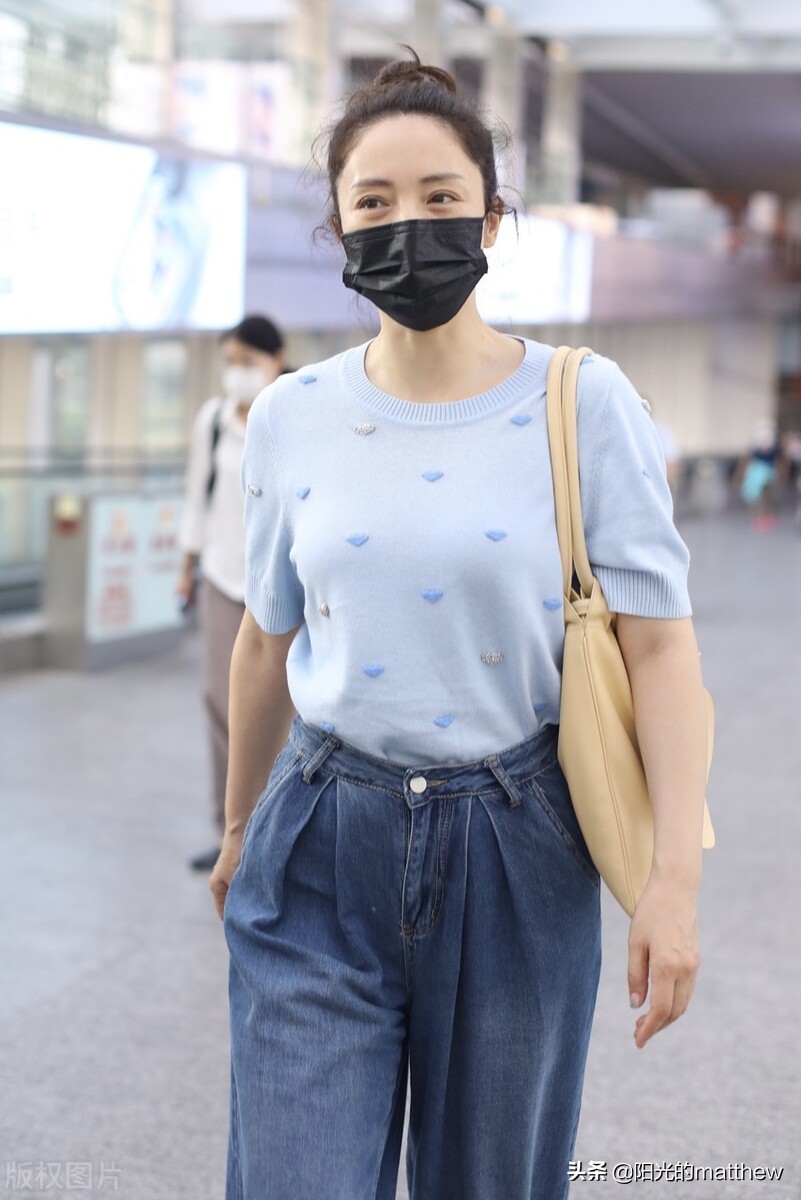 董璇现身北京机场，蓝色短袖上衣搭配阔腿牛仔裤休闲随性