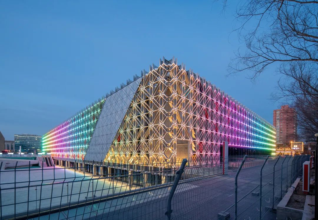 山东女首富盖楼起家，做女人生意被指收智商税，身家半年缩550亿