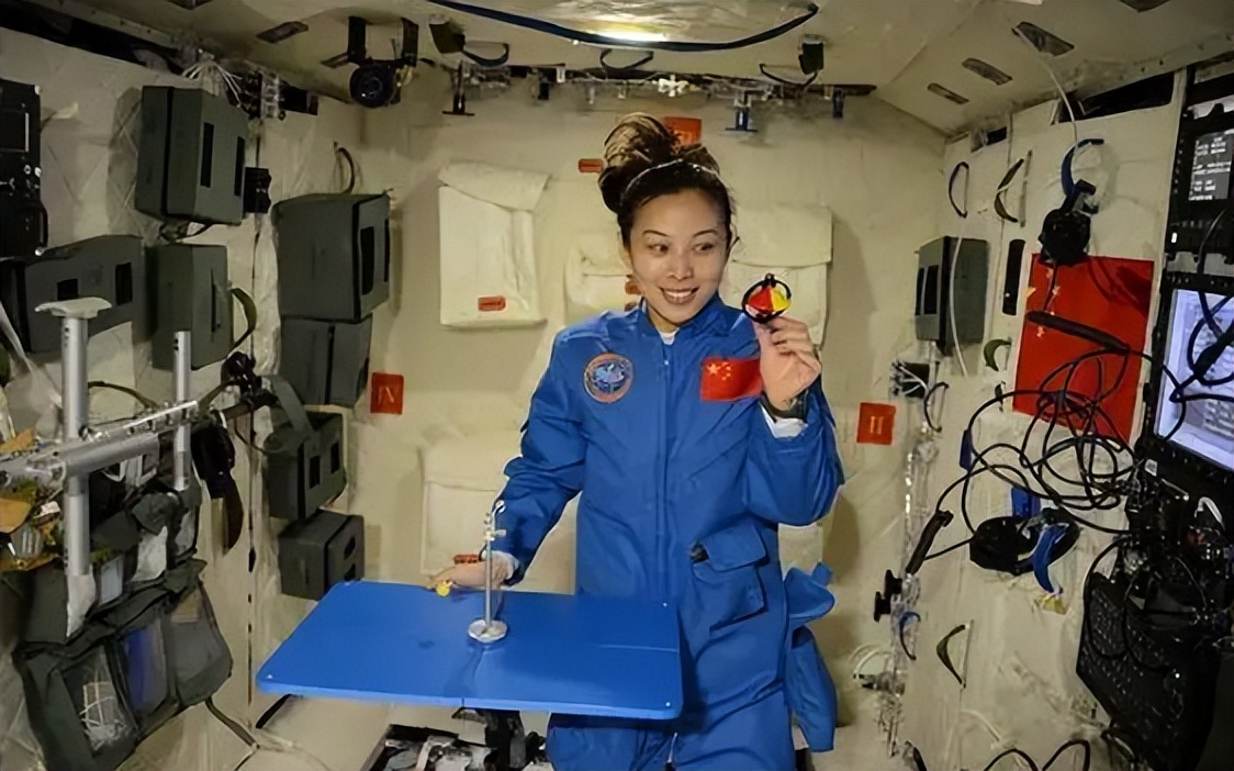 摘星星的王亚平回家，兑现和女儿的诺言，教育经历曝光让人赞叹