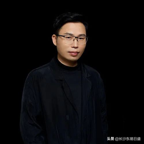 136㎡现代简约风，书房和客厅融为一体，增大整体视觉面积