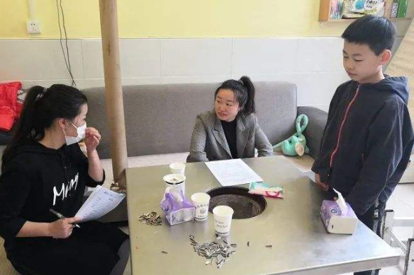 爸爸来开家长会，却被老师劝退回家，“您还是换件衣服再来吧”