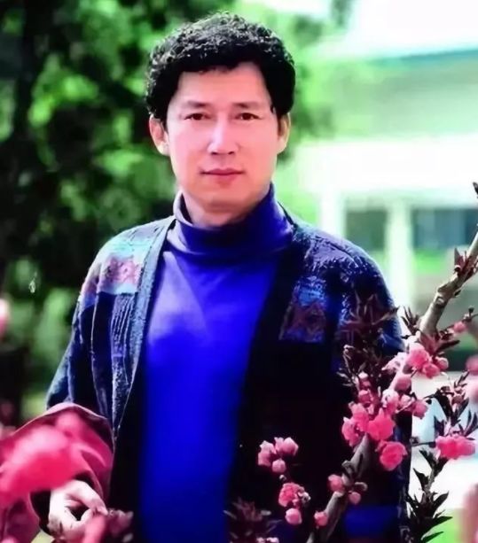 他被年长40岁的富婆包養，13年赚80亿，晚年却被丢进养老院