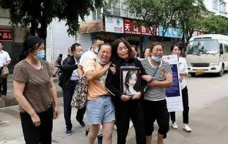 南京女大学生被男友杀害，嫌犯家属称100万私了，其父：只求严惩