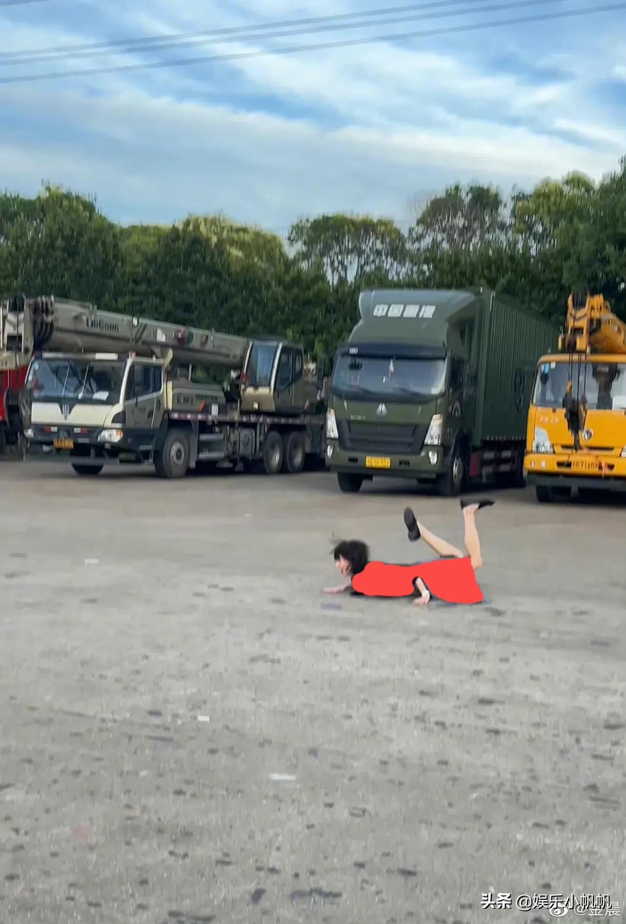 金晨花样玩滑板被“摔到模糊”！再疼也要走在时尚前沿