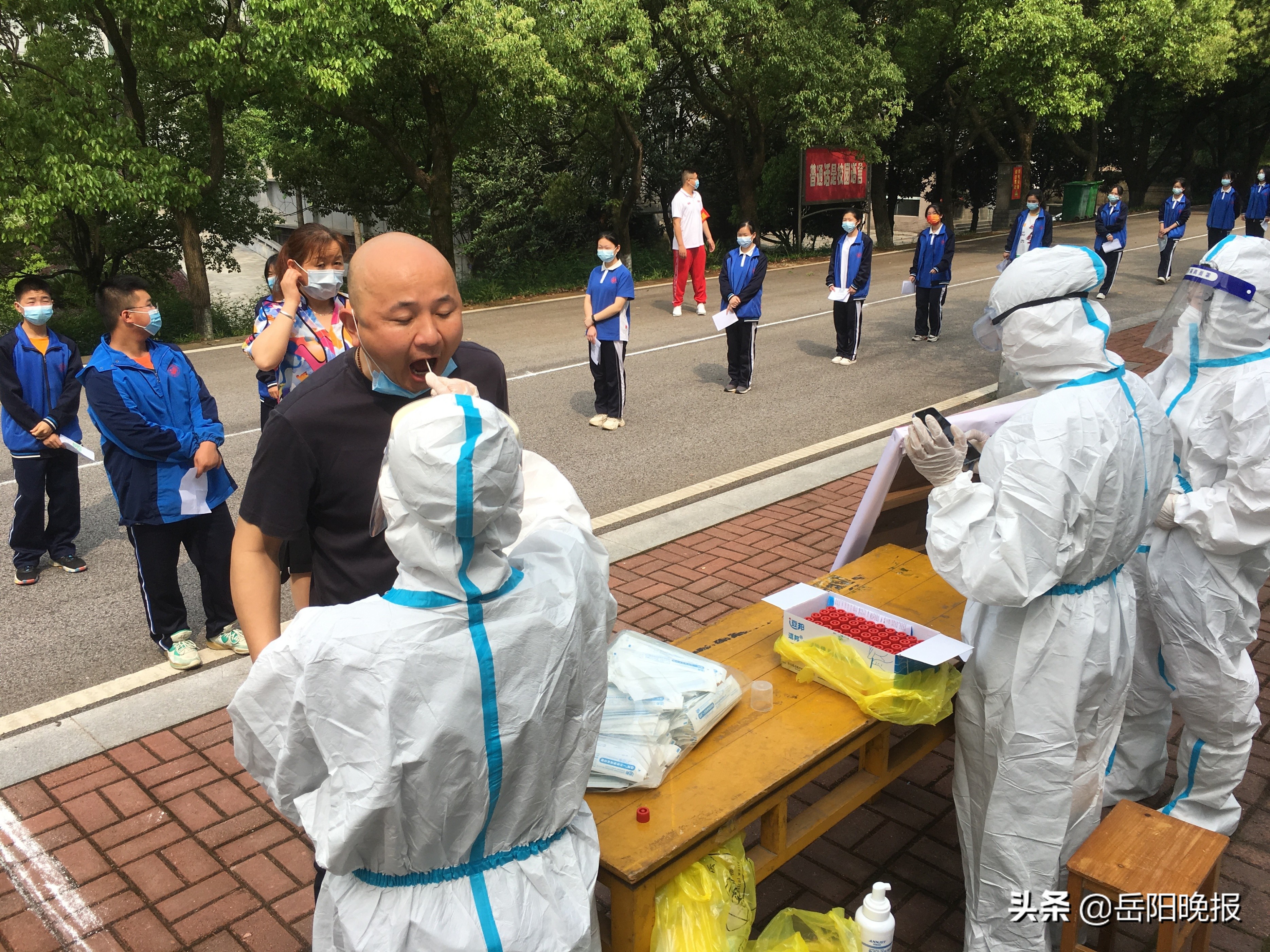 岳陽市岳陽中學(xué)舉行突發(fā)疫情應(yīng)急處置演練(圖3) 岳陽市岳陽中學(xué)舉行突發(fā)疫情應(yīng)急處置演練(圖3)