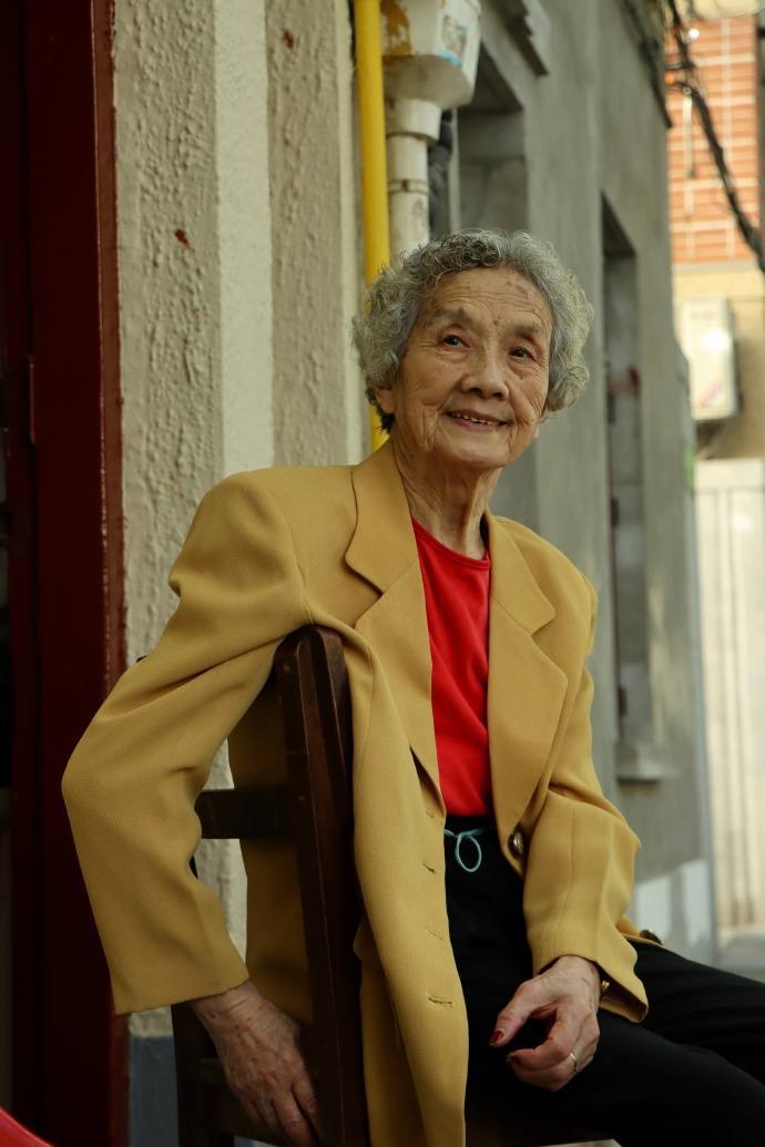 時髦的女人，從不在乎年齡！這位90歲的奶奶成了「穿搭偶像」