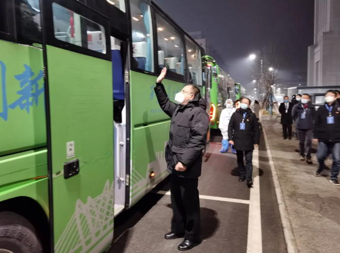 发放“年货礼包”，党委书记、校长来送！西安交大3.4万余名学生离校回家！