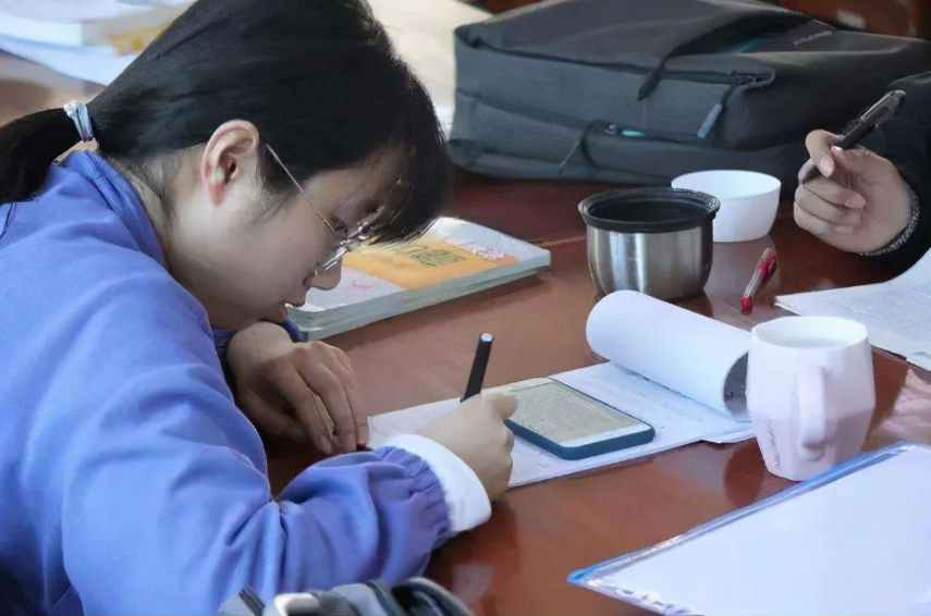 考研“4大卷王”专业，400分学生扎堆，即使“二战生”也难上岸