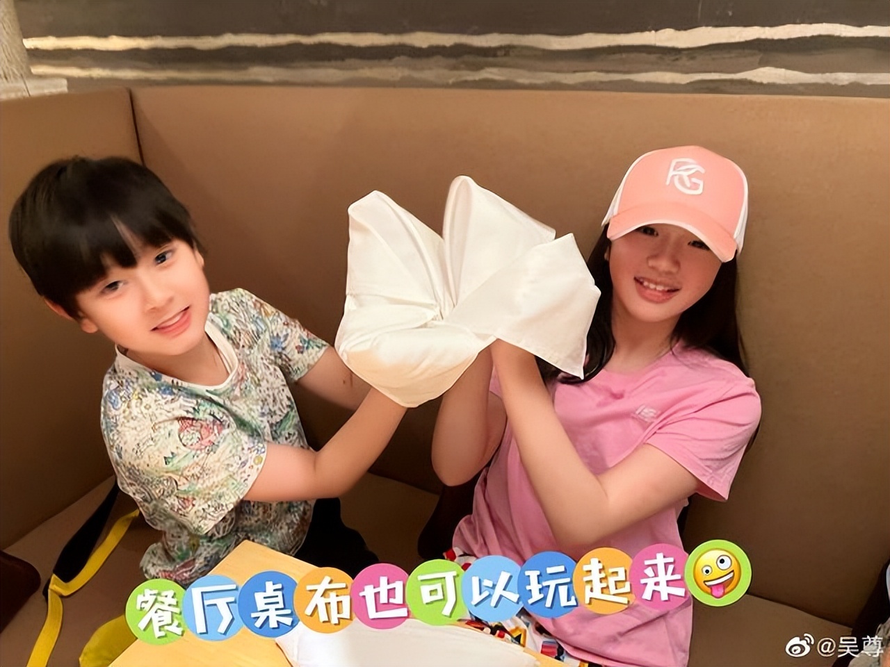 吴尊罕见晒妻子正面照，一家四口在北京，吃饭看电影很温馨