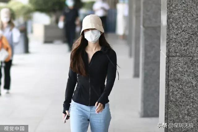 赵露思简约穿搭抵达机场 装扮严实眉眼弯弯对镜甜笑