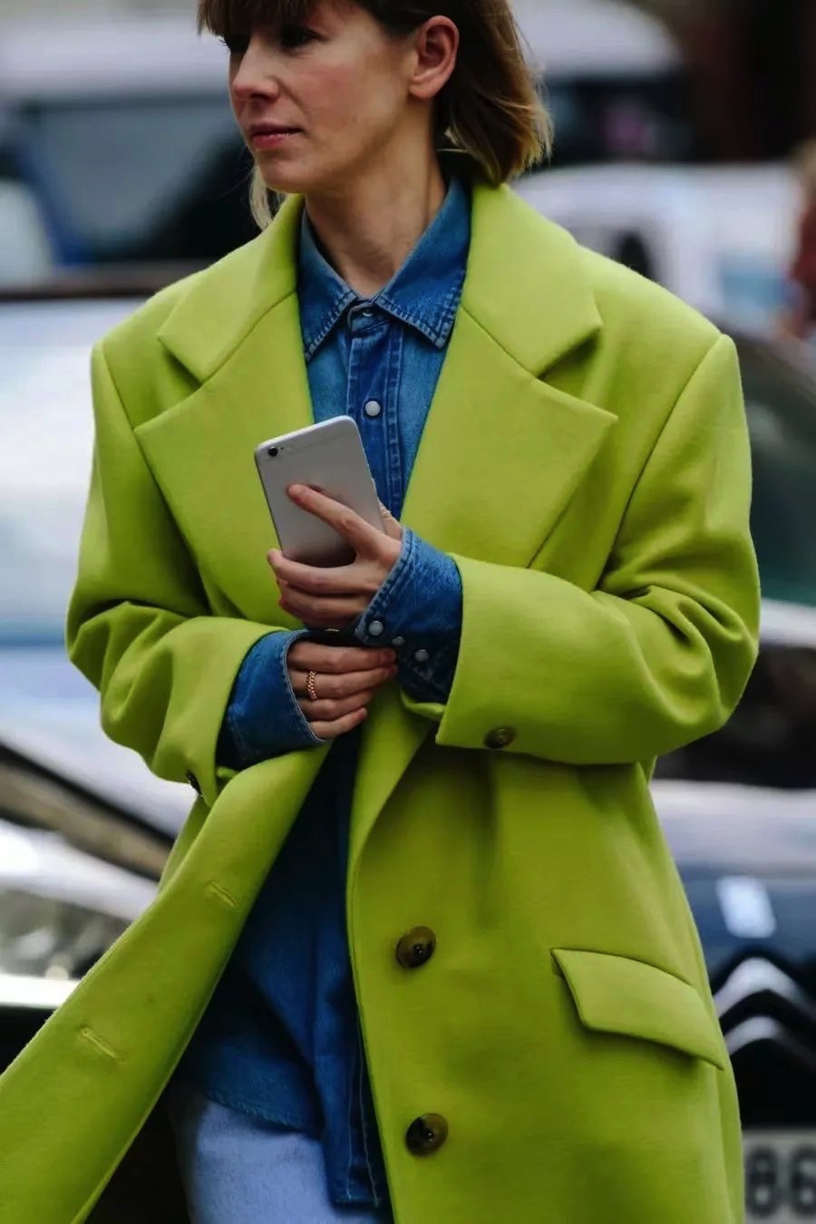 早春里各种绿色的穿搭和点缀正流行