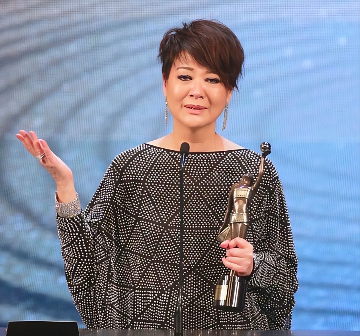 恭喜！知名女星两度抗癌成功宣布复出，满头灰白发出镜略显沧桑