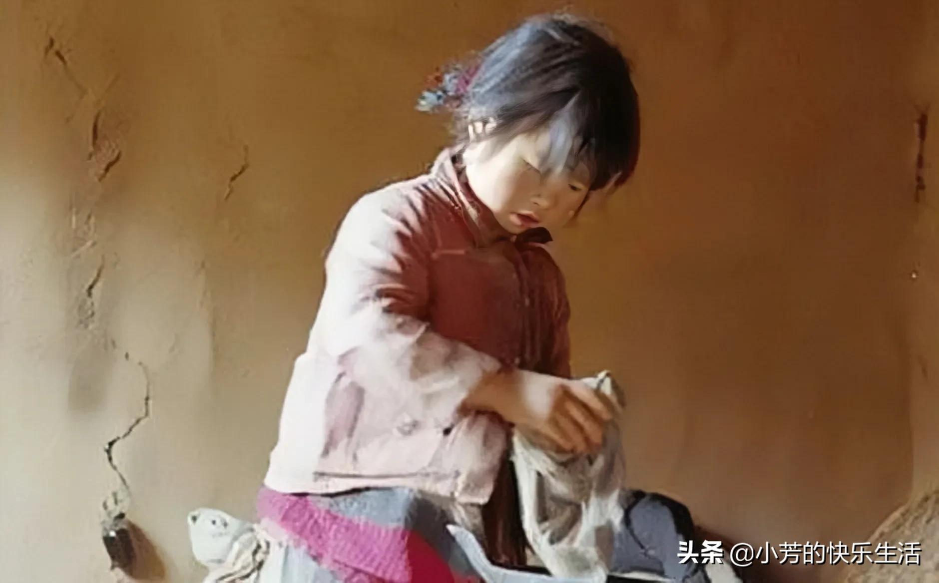 山东16岁女孩3度卖血养活继父一家7口，惨死后3个哥哥披麻戴孝