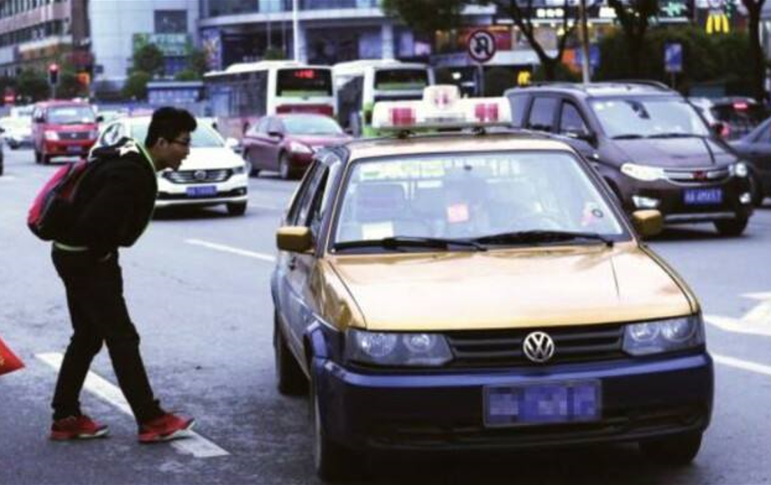 2004年，长沙出租车司机撞死抢劫自己的歹徒，被判3年半引发争议